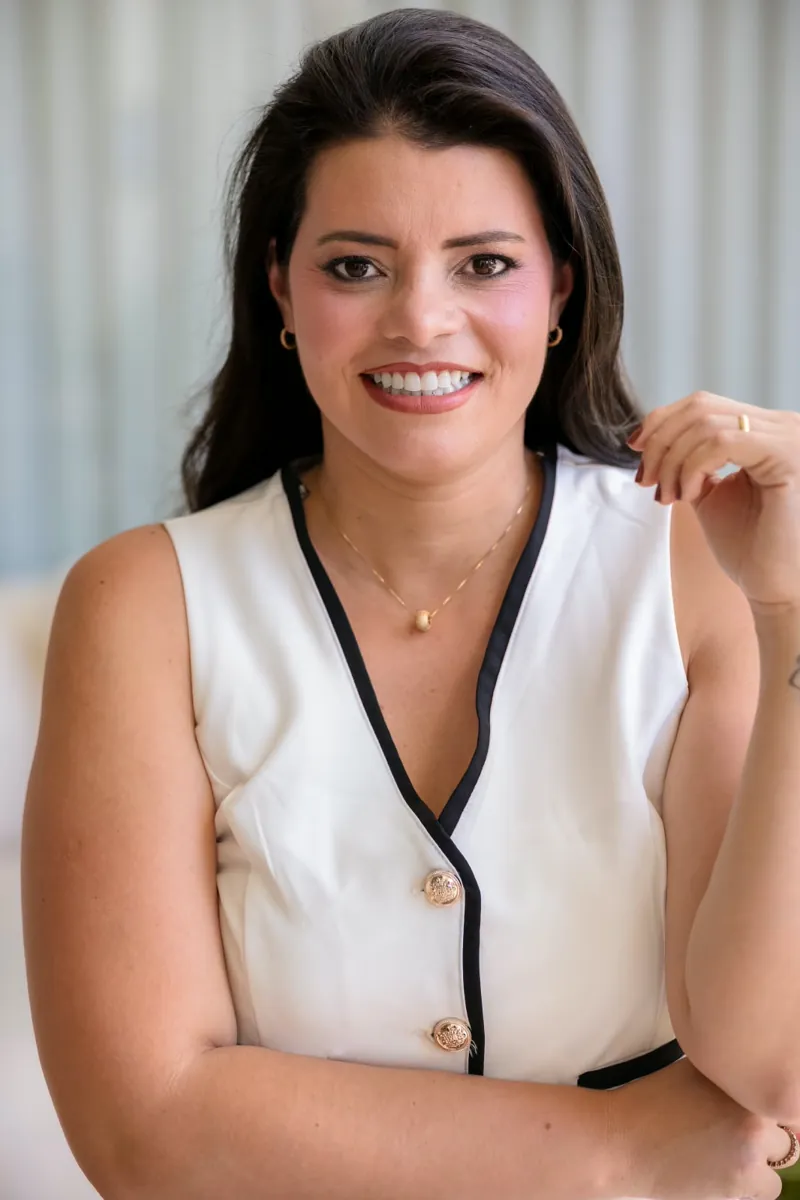 Angelina Freitas sorrindo, em retrato de perto